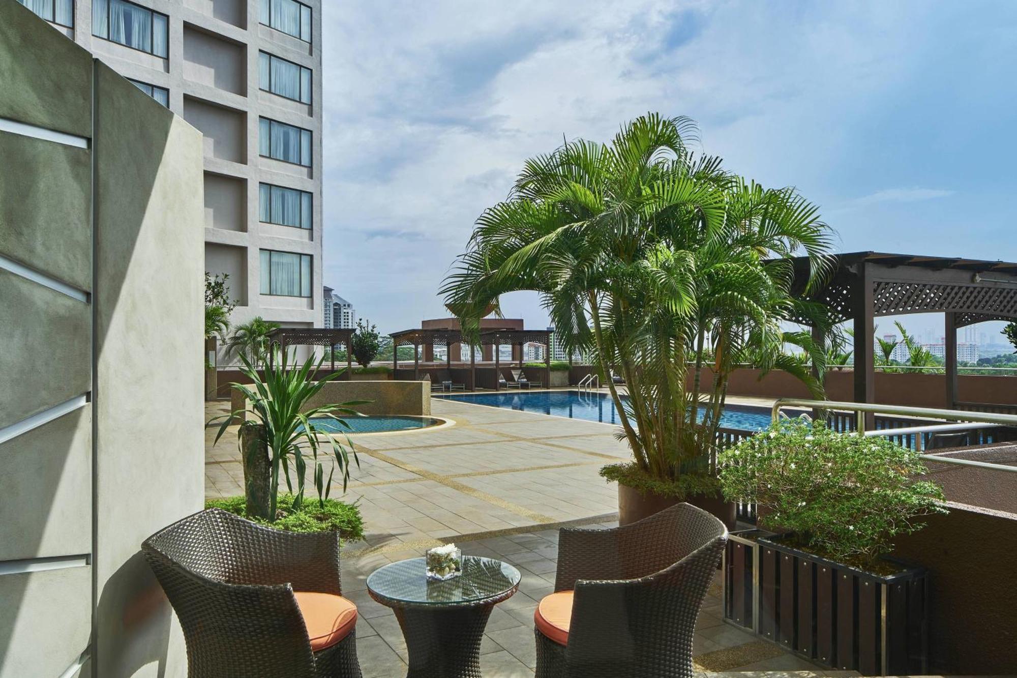 Renaissance Johor Bahru Hotel Exterior photo The pool at the hotel