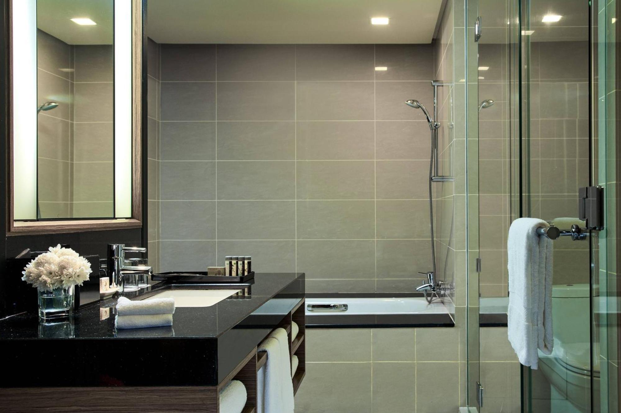 Renaissance Johor Bahru Hotel Exterior photo Bathroom